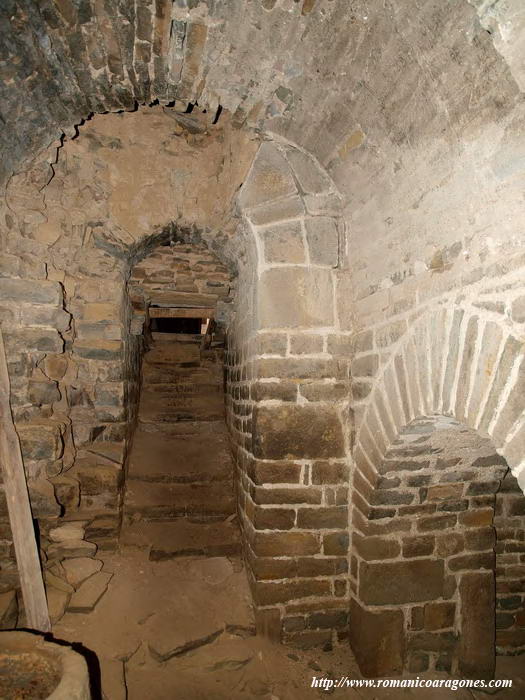 INTERIOR BSIDE SUR DE LA CRIPTA HACIA LOS PIES: ESCALERA DE ACCESO